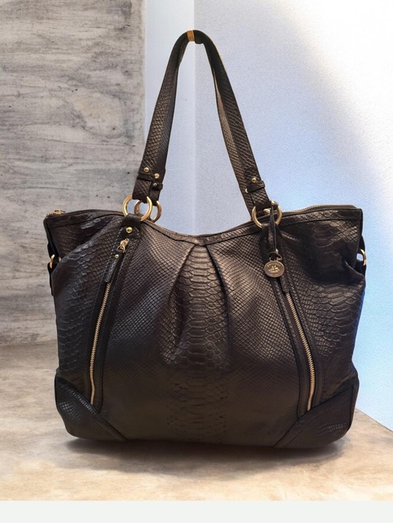 Brahmin Handbags - 🖤 Brahmin Melbourne Selma Black Croc Embossed Leather Tote